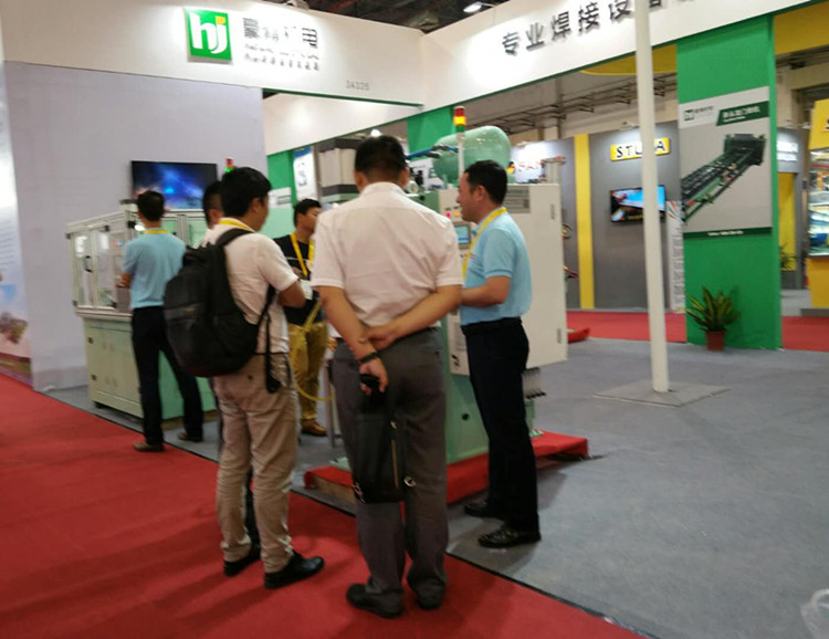 點焊機展會現(xiàn)場  客戶在咨詢中頻點焊機的相關問題